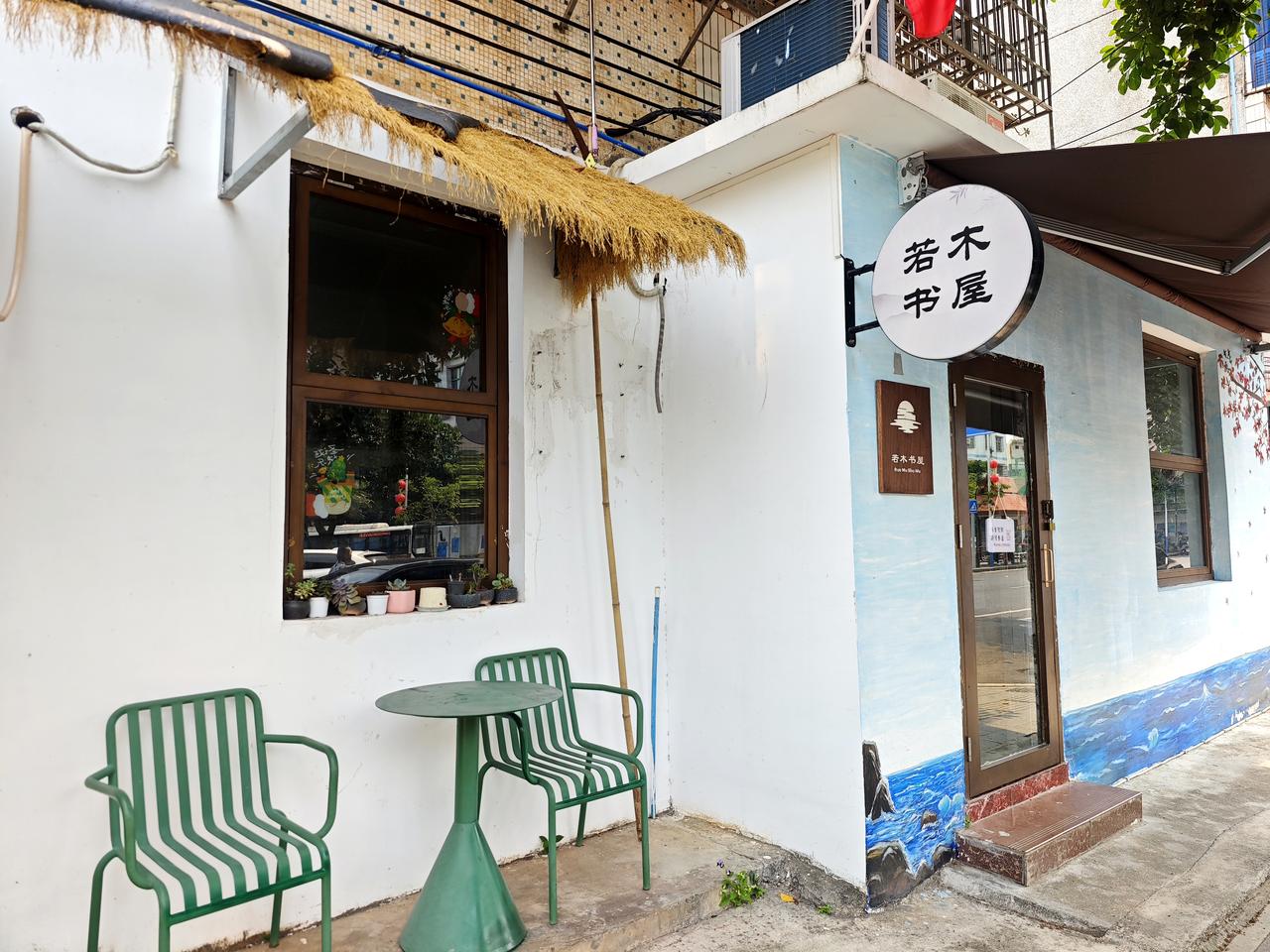 兴隆小镇呈网状，主街不多，但小巷、支路不少。

兴生路主要是美食，南洋风味、越南