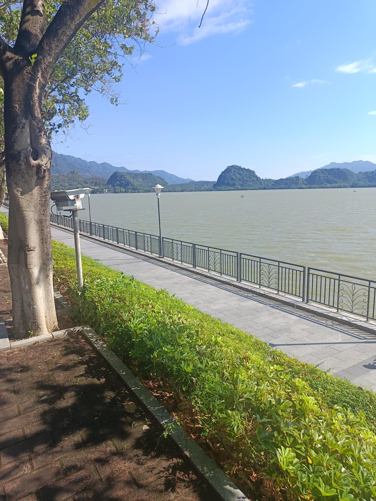 我终于知道了
为什么十一期间，全国各地这么多人来旅游
肇庆的七星岩风景区依然这么