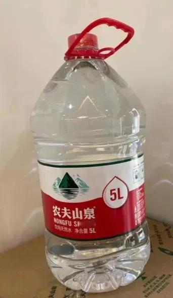 真没想到！厦门4.5L农夫山泉朴朴6.5元，闽北小县城5L竟然卖10元，做活动也