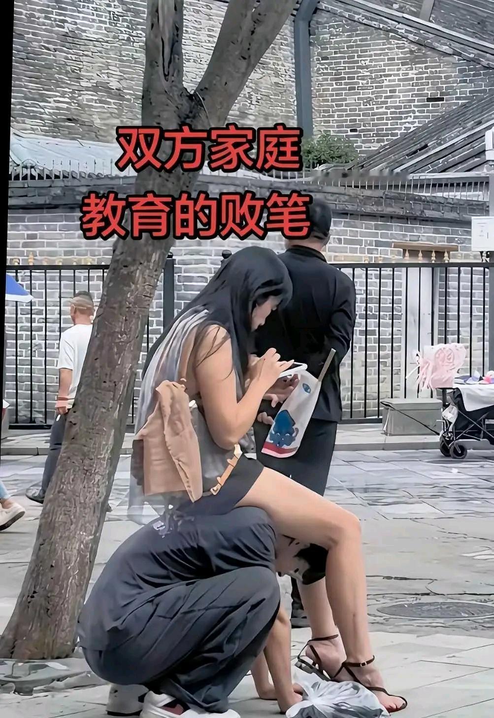 情侣私下相处模式，就可以搬到公共景区吗？
 
西安古城墙下的一幕，引发网友热烈讨