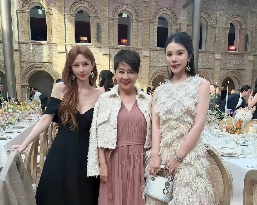 奚梦瑶的伴娘阵容堪称“豪门天花板”，不仅有赌王千金何超盈、何超欣姐妹压阵，还请来