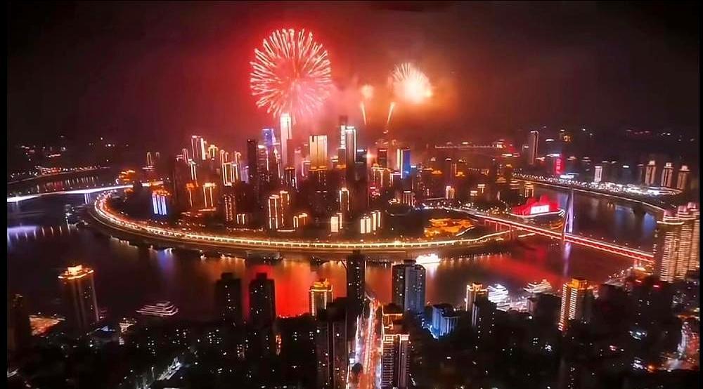 顶流的除夕夜，没有年夜饭，只有剧组一个旋转的陀螺。
 
那个陀螺在抖音里转着转着