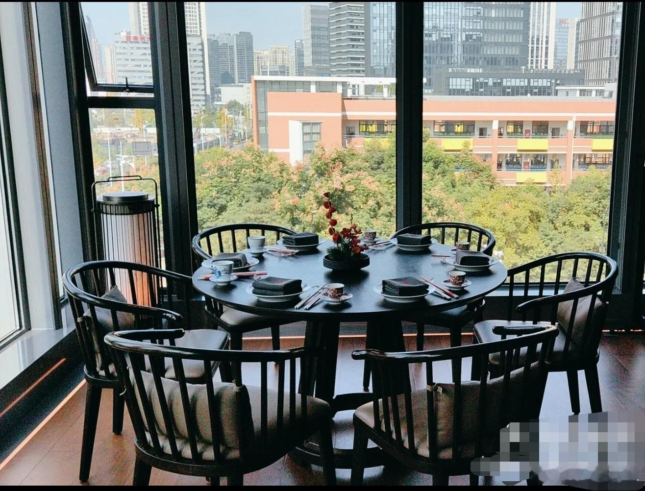 过两天要请朋友吃饭，我找了两家餐厅拿不定主意选哪家，你们帮我参谋一下一家是在银泰
