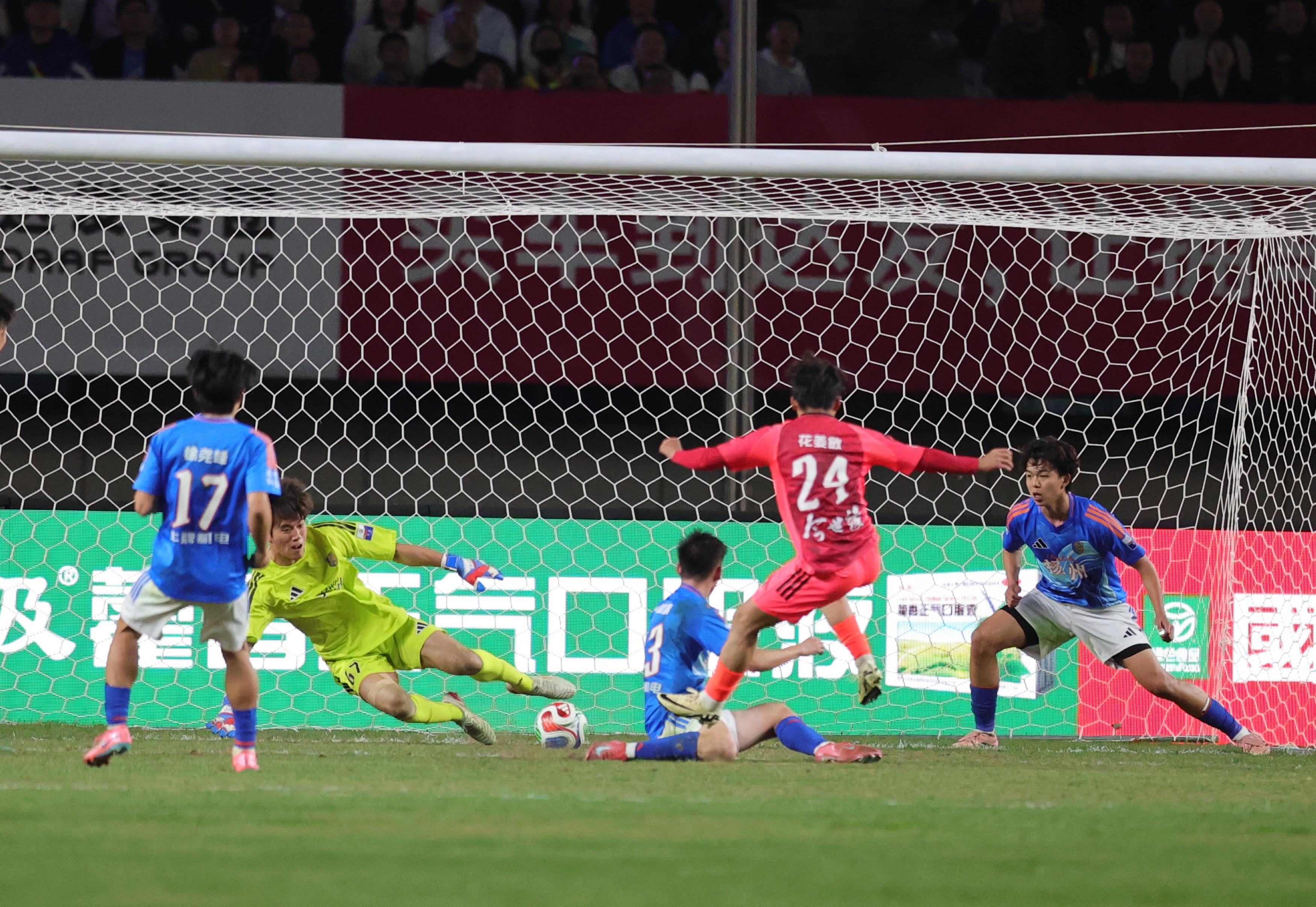 中国体育报：部分城超赛事已暴露出金元足球庸俗化的苗头