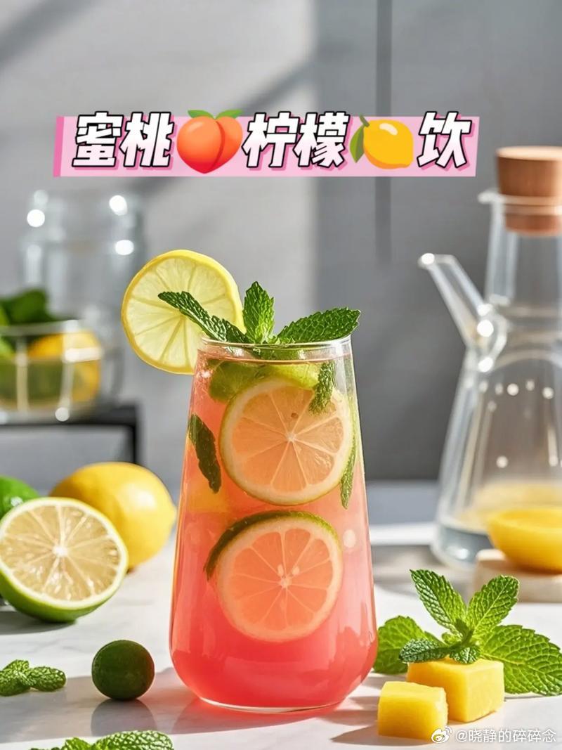 蜜桃柠檬🍋做法桃子四颗洗干净切片越薄越好，冰糖125克最好是多晶冰糖，凉开水(