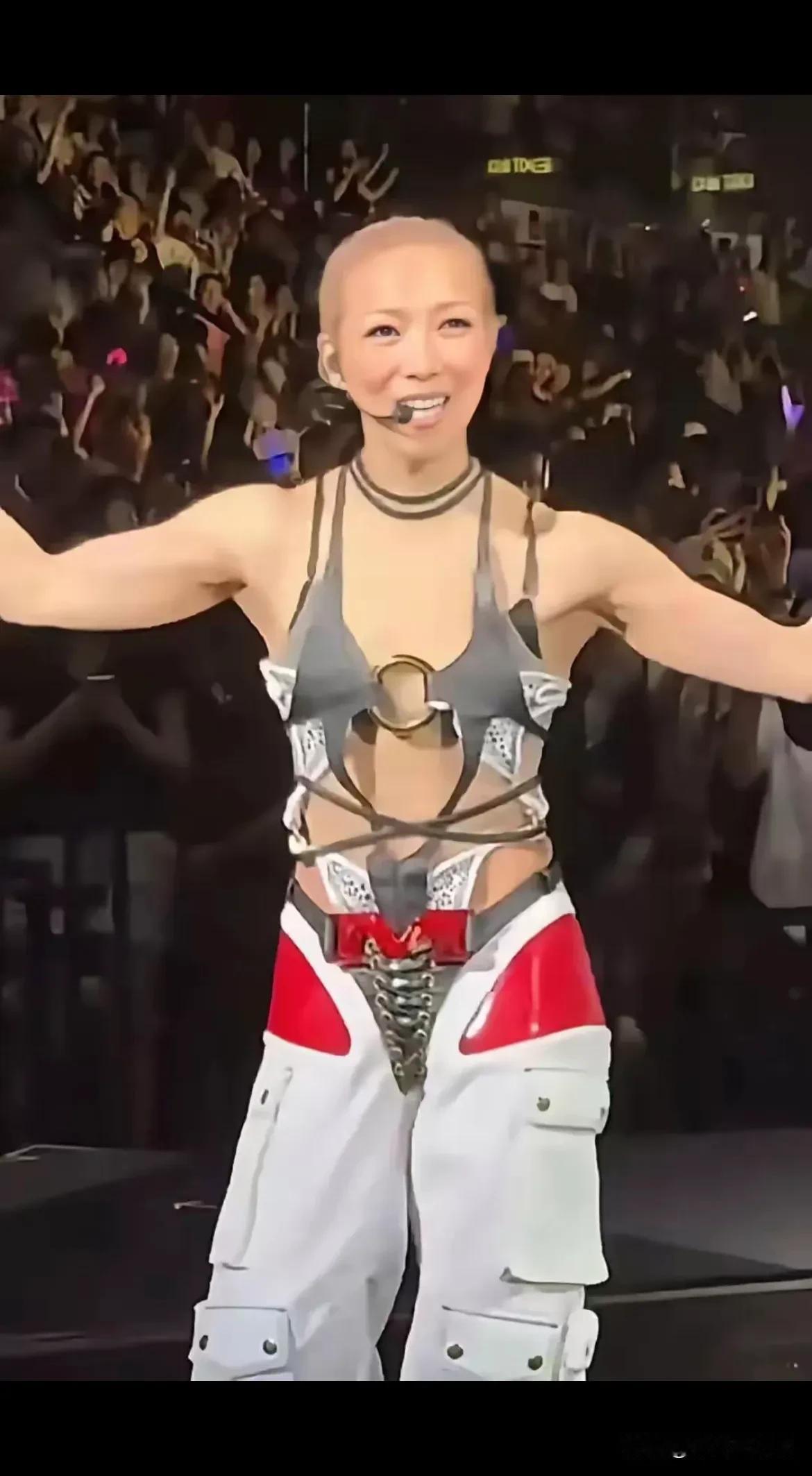 看看郑秀文，终于理解许志安了，避而不及，哪还有心思去碰她。

郑秀文已经陷入了减