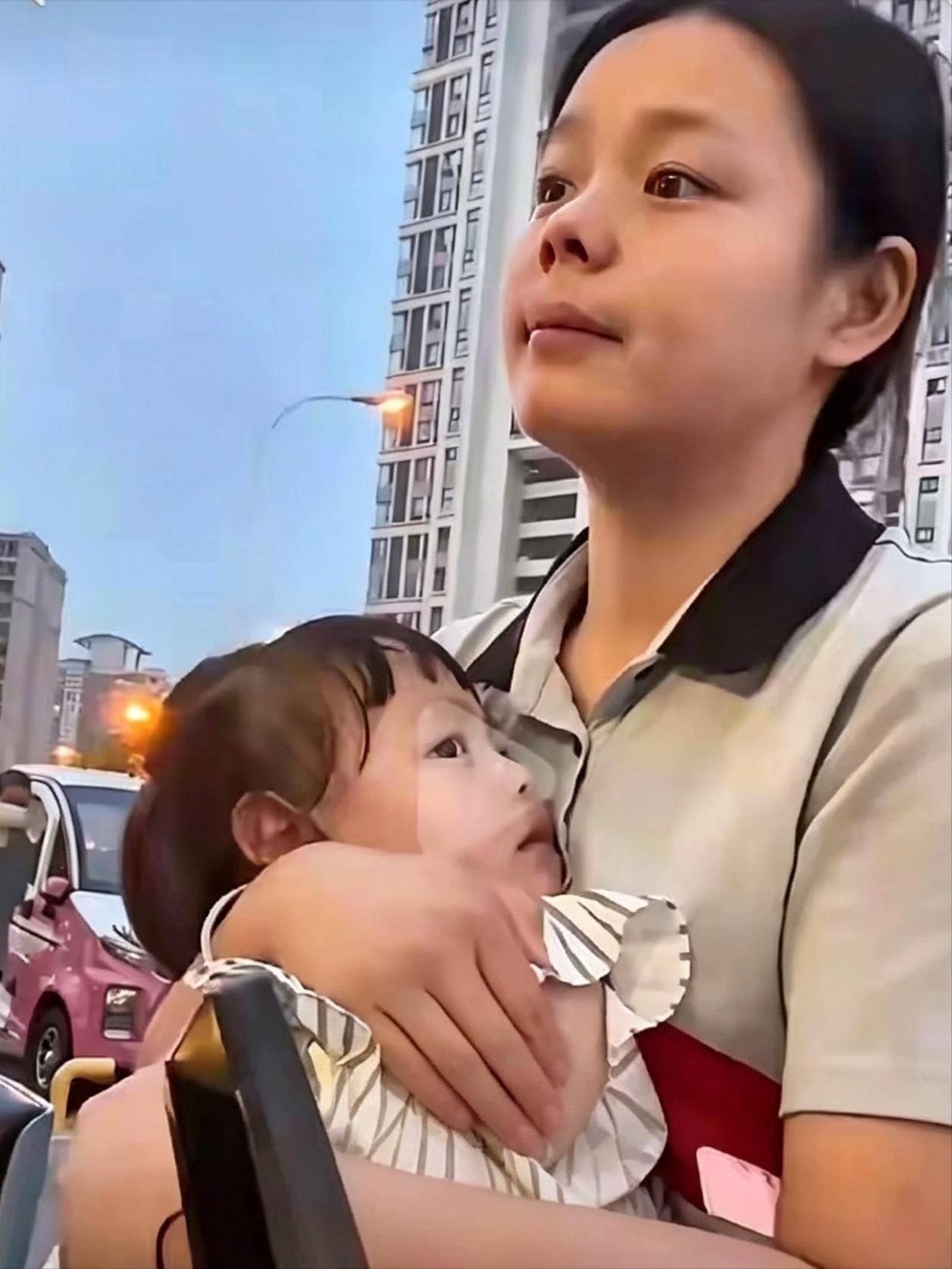 江西女子陈佳欣，从小被亲生父母扔在路边，养父母把她拉扯大。婚后五个月，丈夫意外走