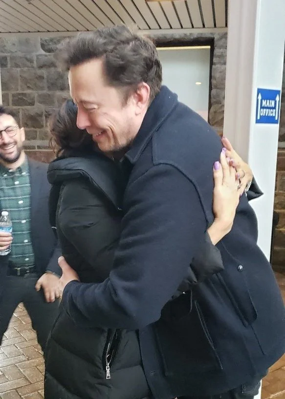 埃隆·马斯克应该得到一个拥抱❤️请猜美女是哪一个？