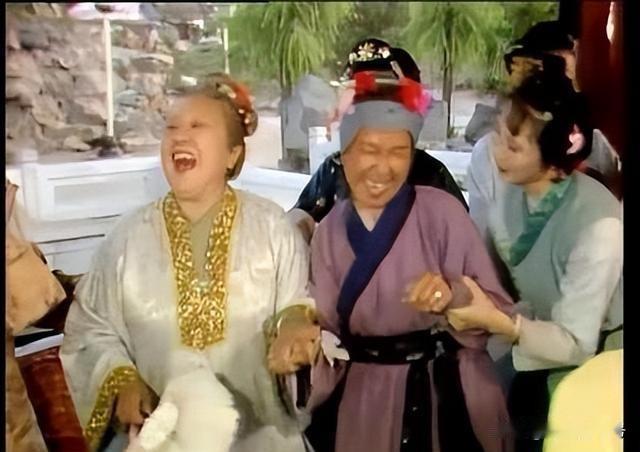 刘姥姥有段话说得好：
昨儿见了老太太正房，配上大箱大柜大桌子大床，果然威武。
那