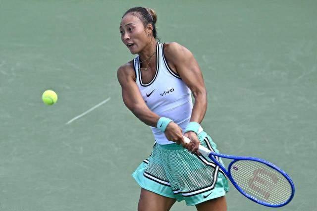 0-5绝境逆袭！郑钦文2-0横扫六冠王斯瓦泰克，首胜硬地太燃了