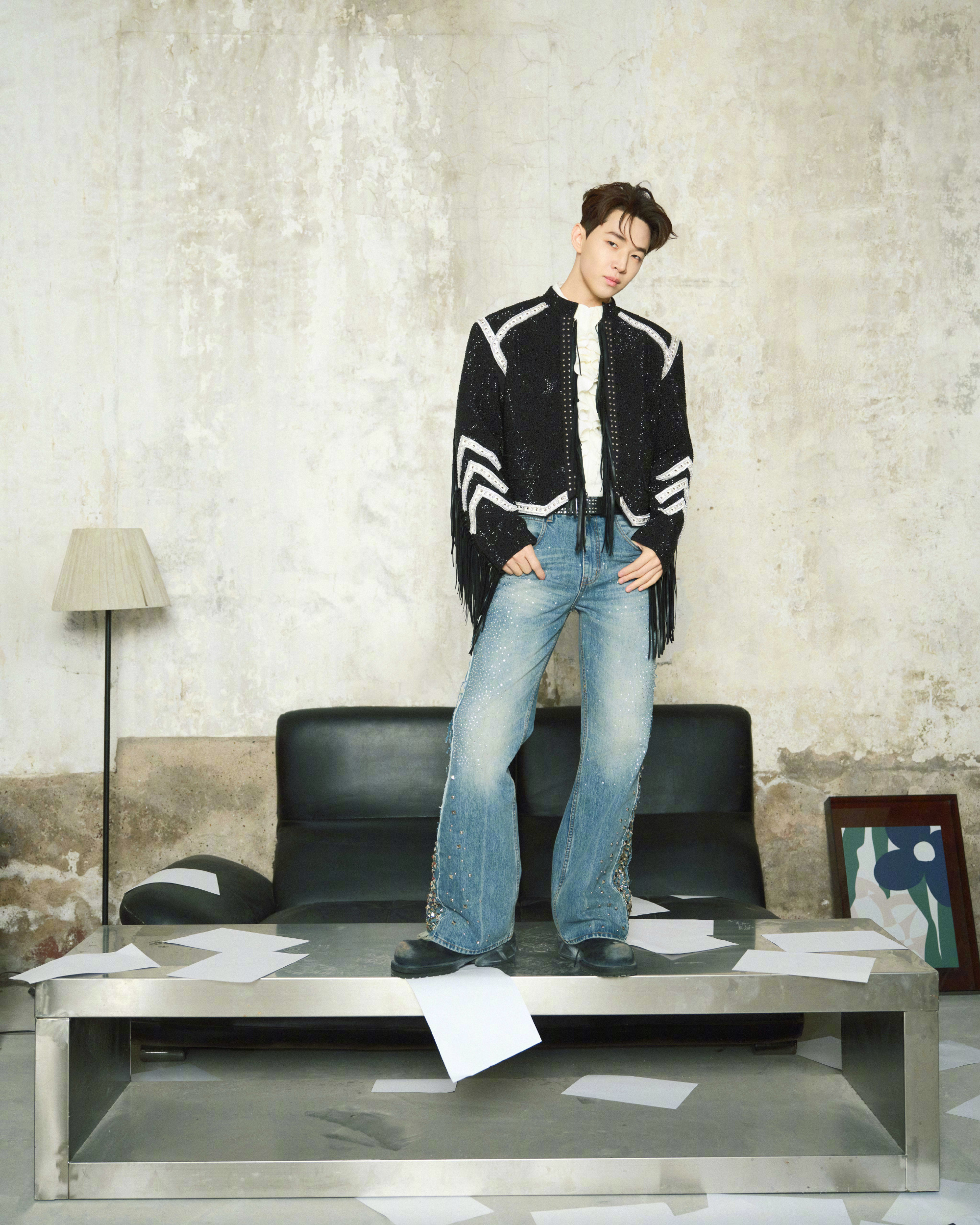 辛云来衬衫上全是钻辛云来东方卫视跨年造型满钻衬衫➕粉色西装，温柔又耀眼，捧着花和