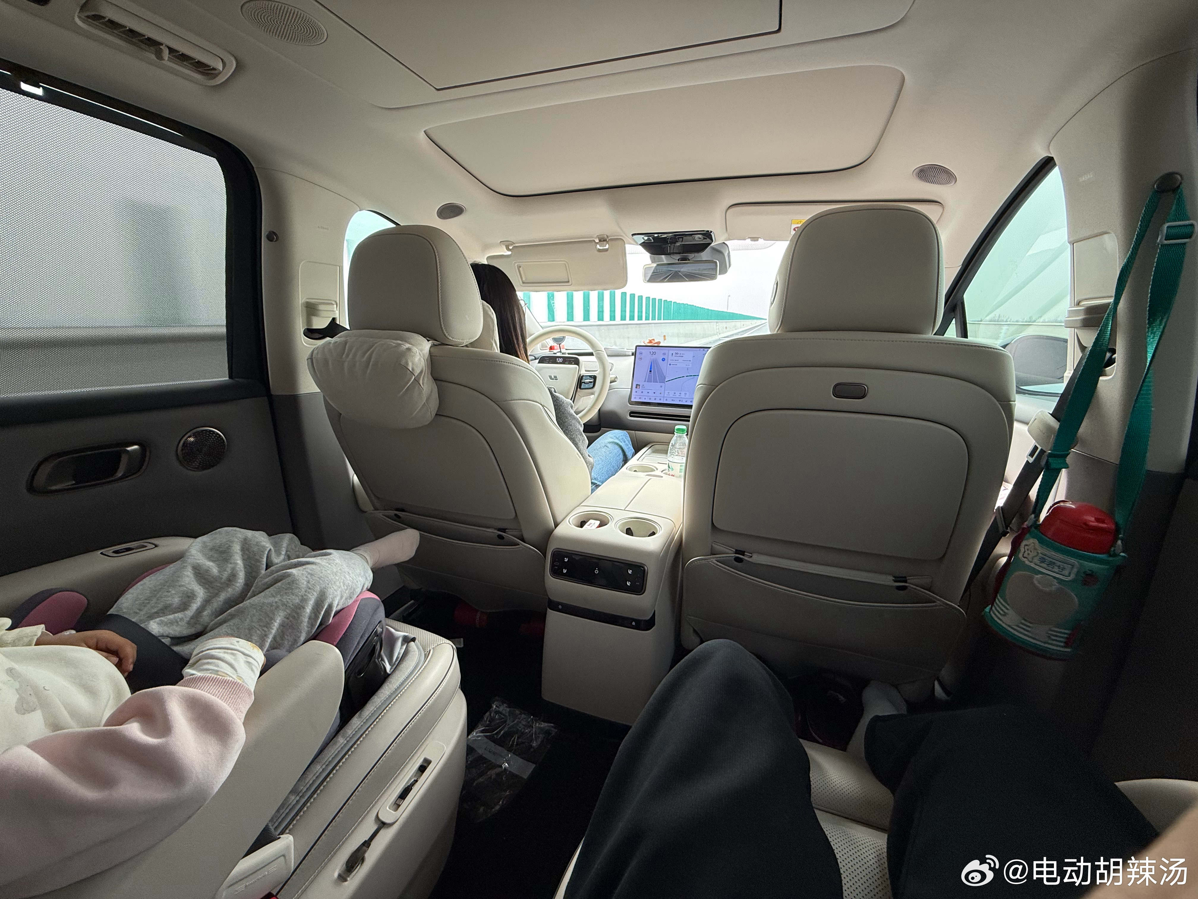 终于有机会体会把理想i8 后排了，舒服啊…但零重力座椅不如MEGA…终于不当司机