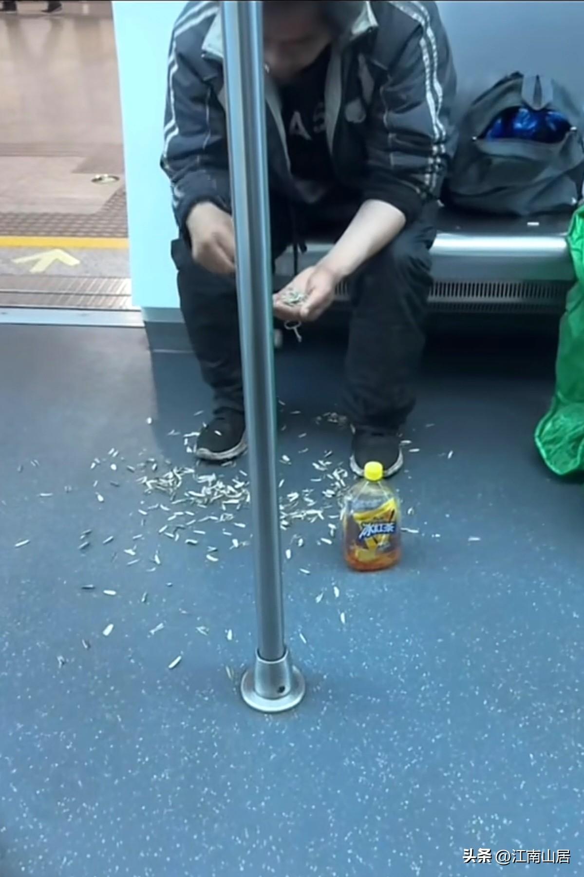 或许他并不知道，地铁里是不能饮食的，所以才拿出瓜子磕起来。但是，瓜子壳在车厢地板