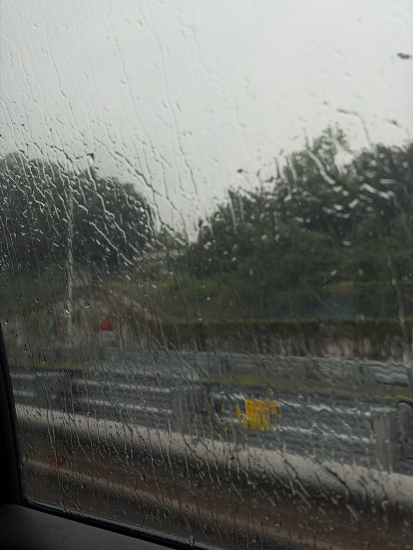 哇…深圳这雨什么时候能停呀祈求深圳机场今天不要延误了好吧 深圳