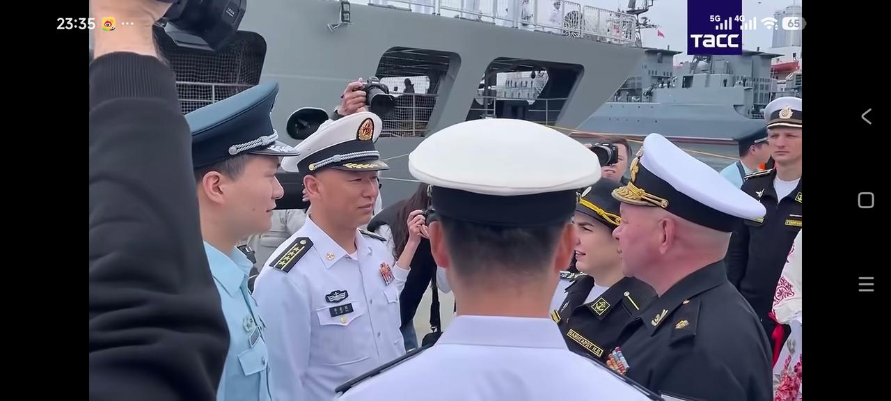 敢问戚继光舰全体官兵，停靠故土海参崴心中作何感想
 
6月下旬，海军戚继光舰编队