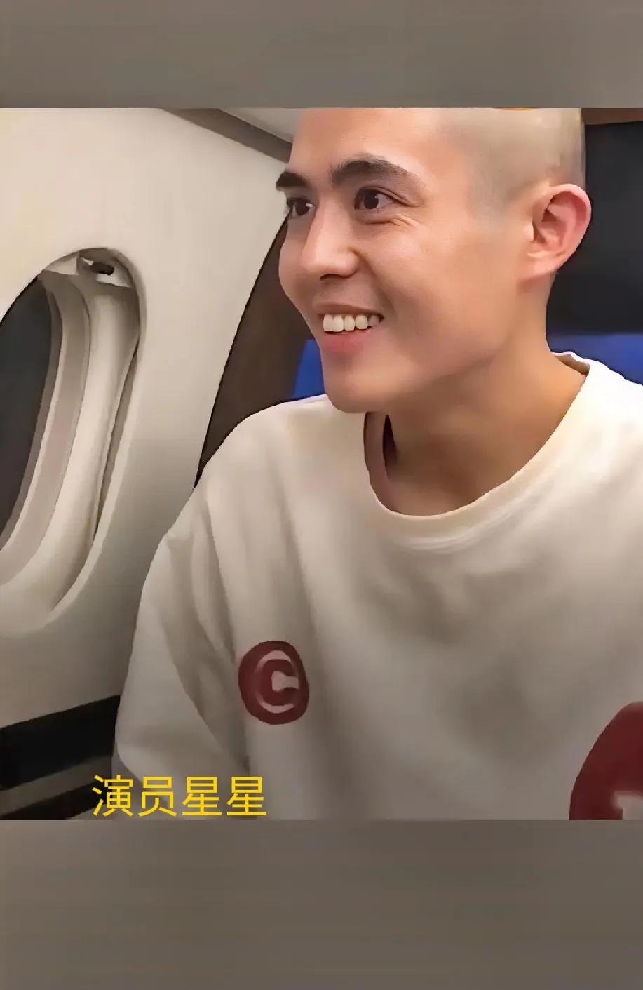 太好了！星星坐飞机回国了。
​​他真的是幸运的，九死一生的回来，首先是他有这么好