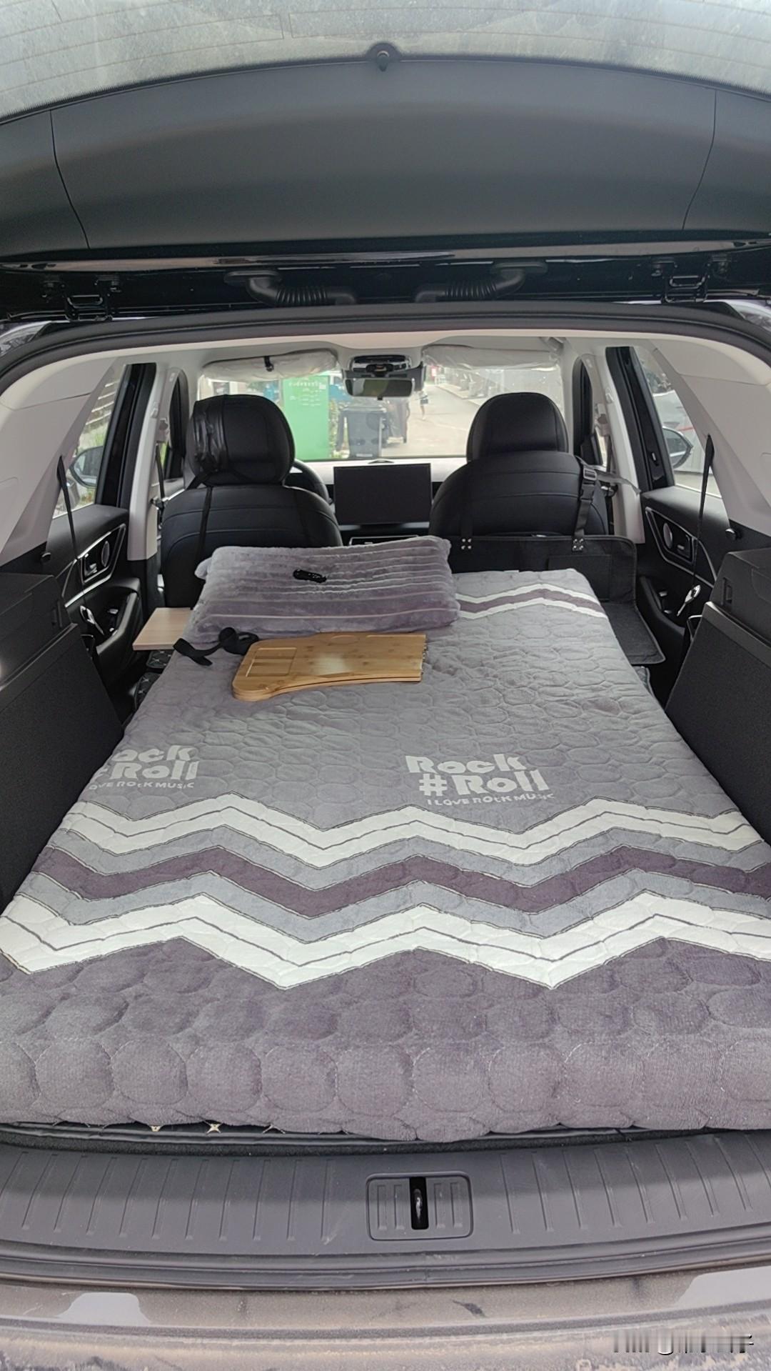 关于风云T9床车的问题。
众所周知，后排放倒和后备箱并没有形成纯平的空间。中间的