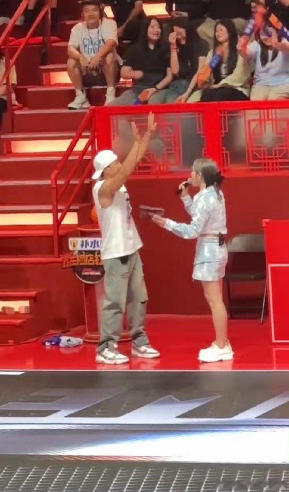#刘畊宏球场受伤就医#刘教练虽然受伤了，但是也没有忘记给大家加油， 也是希望能够