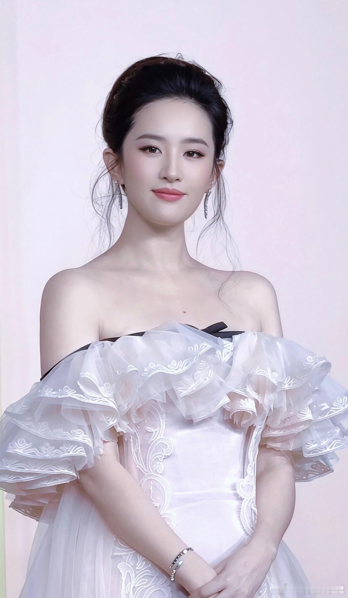 刘亦菲  刘亦菲芭比波朗活动，是自带柔光的美人刘亦菲