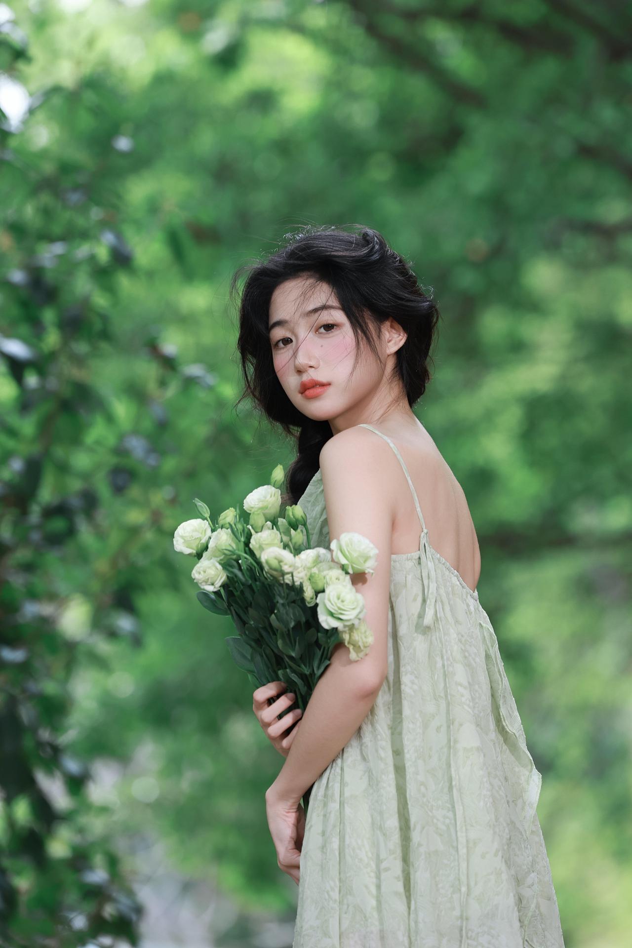 很久没有聊森系人像了。
看一下这组，从造型到场景，从光影到色彩，每一个环节都服务