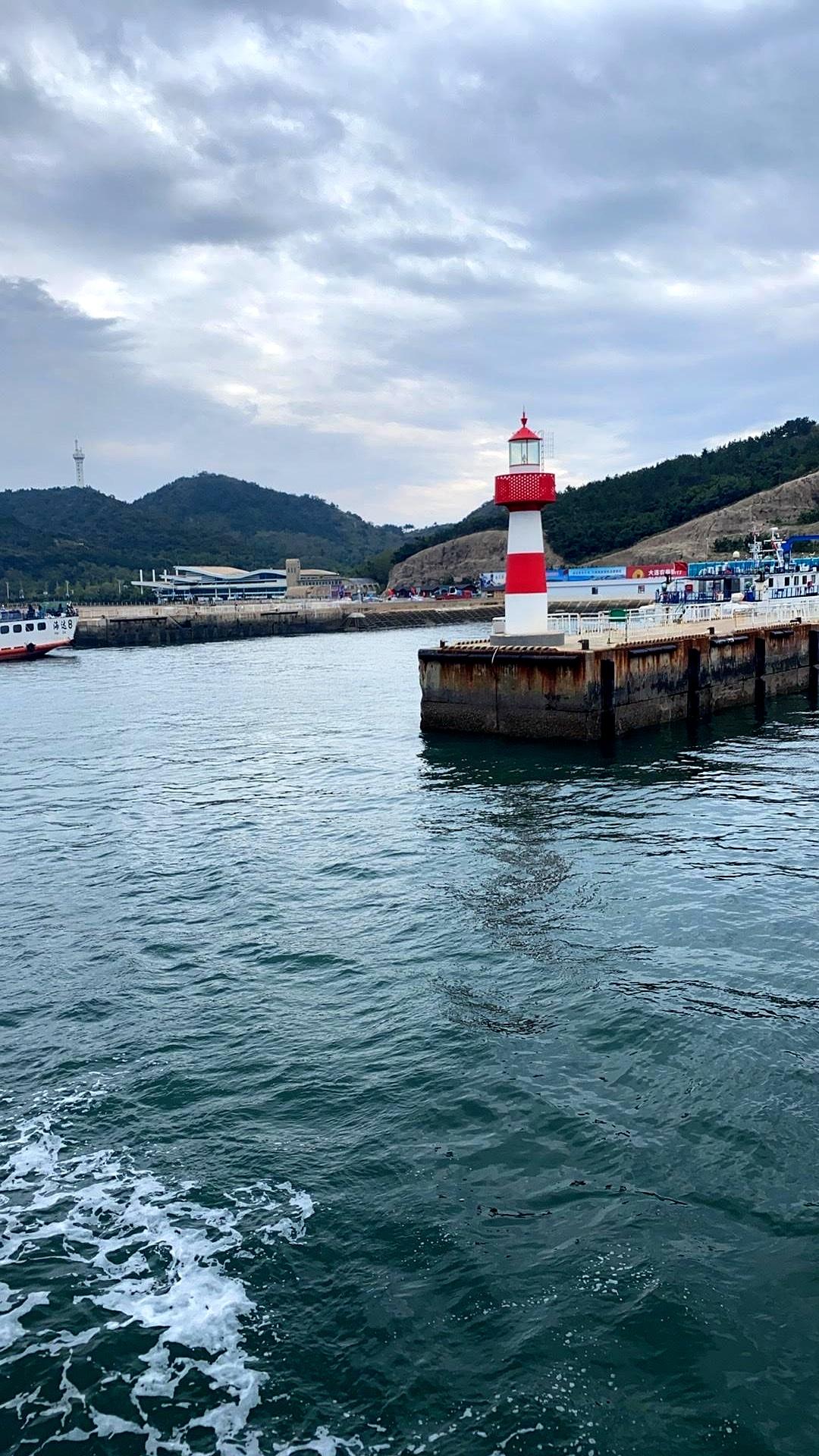 前两天参加个老友局，本来推杯换盏挺热闹，结果老李一句“我那退休金刚涨到一万二”，