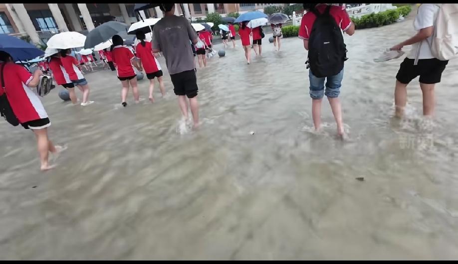 长江、黄河，每天奔袭千里，到达海里，又被海面上的阳光照射，变成水蒸气，飘到全国各