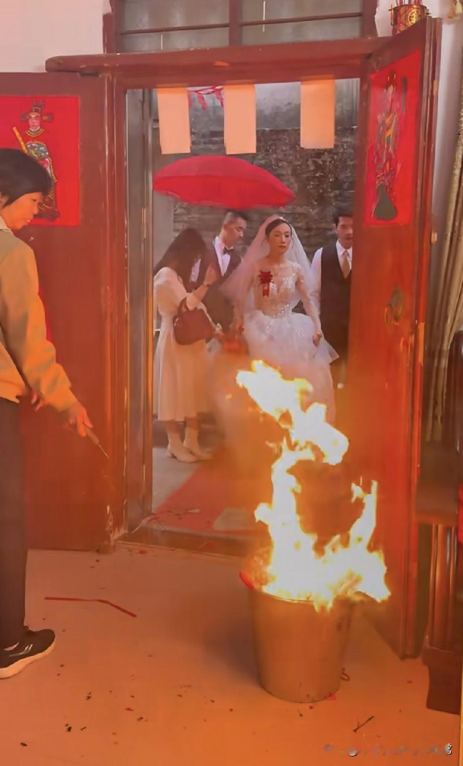 结婚这次真的跳入火坑了!

婚礼现场摆半米高“火盆”，新娘穿婚纱跨火时裙摆燎出火