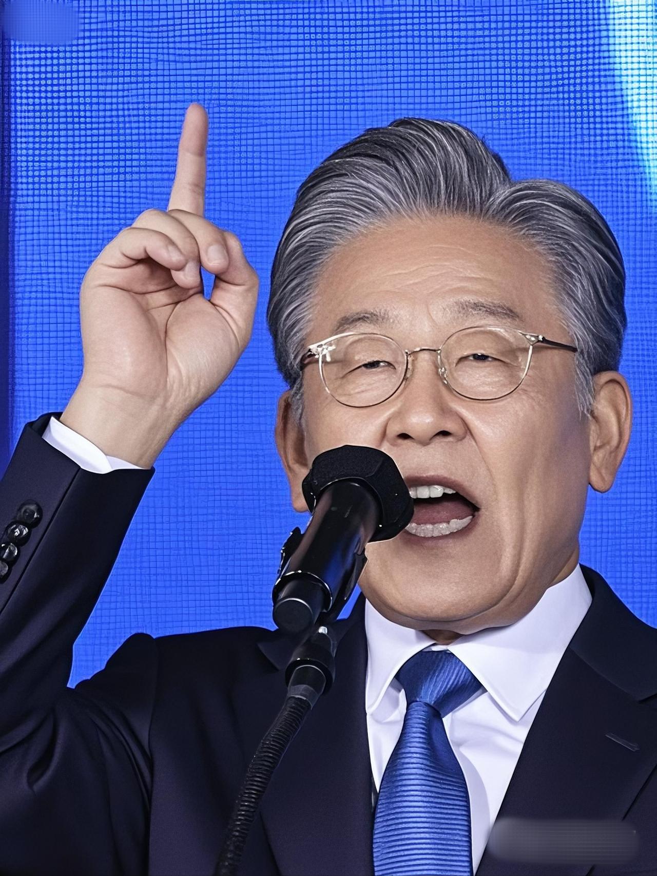 为韩国海警李在锡点赞！

9月12日消息，韩国34岁海警为救中国老人不幸遇难。（