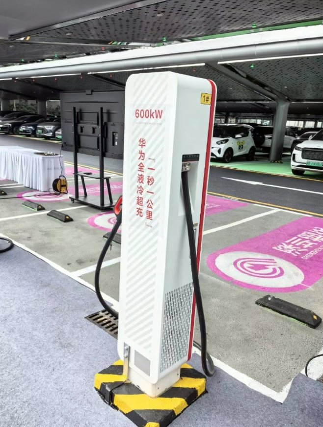 【#华为充电桩# ，2024年实现10万个超充布局】这套全液冷超充方案的桩（其中