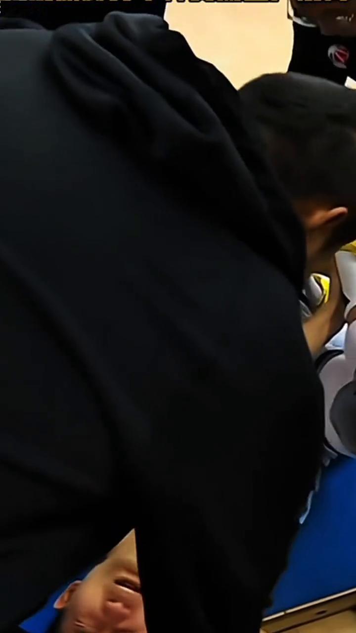 孙铭徽崴脚受伤。
孙铭徽90度崴脚，看着伤着不轻，广厦这下麻烦了。这一下到90度