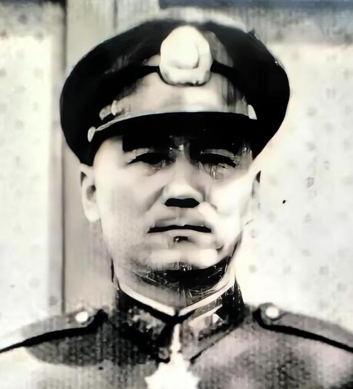 1949 年，国军 30 军军长鲁崇义准备起义，但参谋长何沧浪听完，却红着脸，说