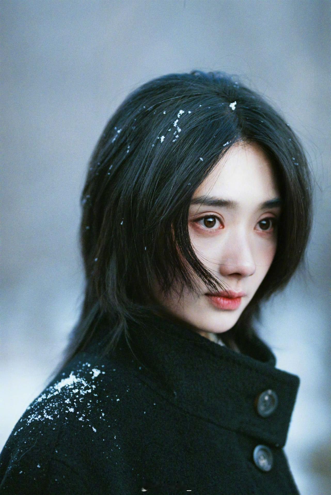 王影璐冬日电影感 谁能拒绝雪地里的王影璐呢，这也太有冬日初恋感了！氛围感拉满，青