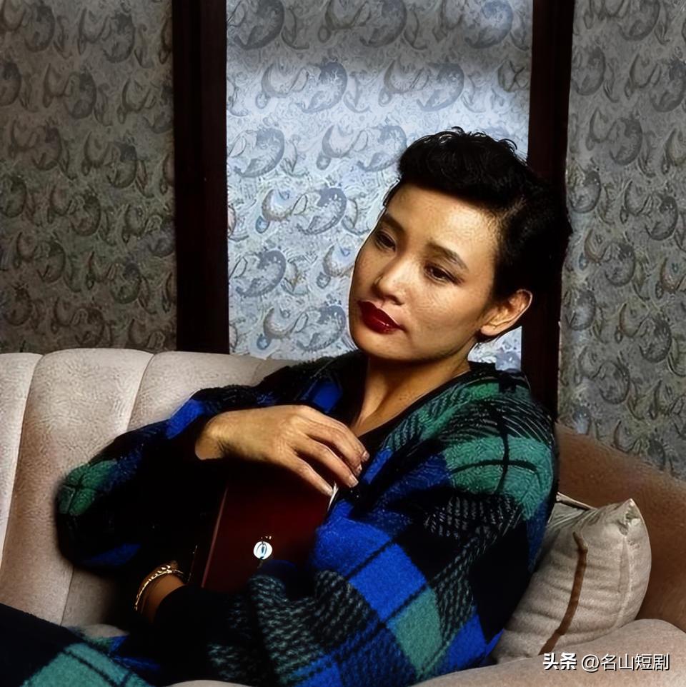 春晚导演为她公开道歉，入美籍后回国捞金，64岁陈冲凭什么被骂半辈子？

18岁封