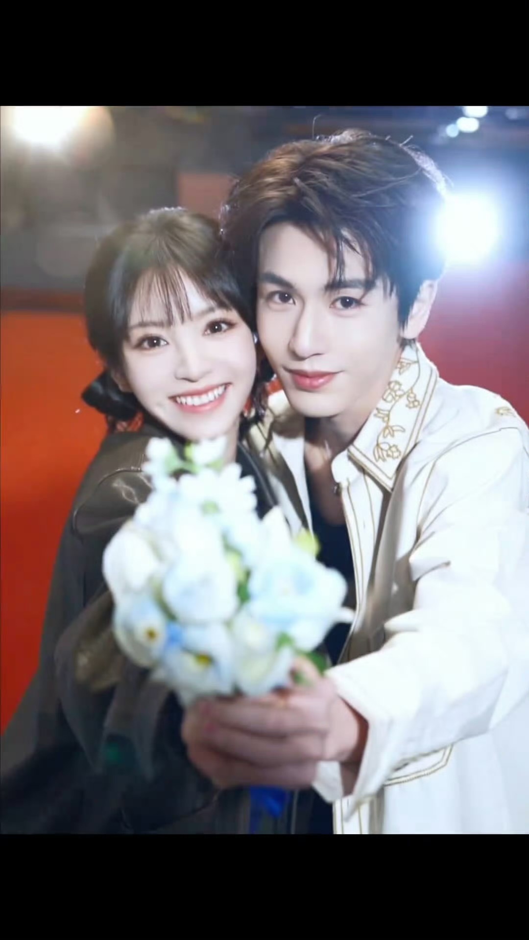 啊啊啊双人视频终于来了！阳光明媚，氛围感直接拉满✨两个颜值天花板捧着花朝你奔来，