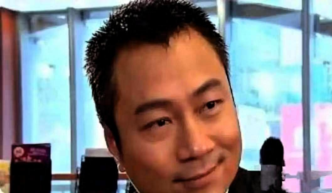 不得不承认，黎耀祥真是个明白人！他卖掉了香港87平米的“鸽子笼”，到手1350万