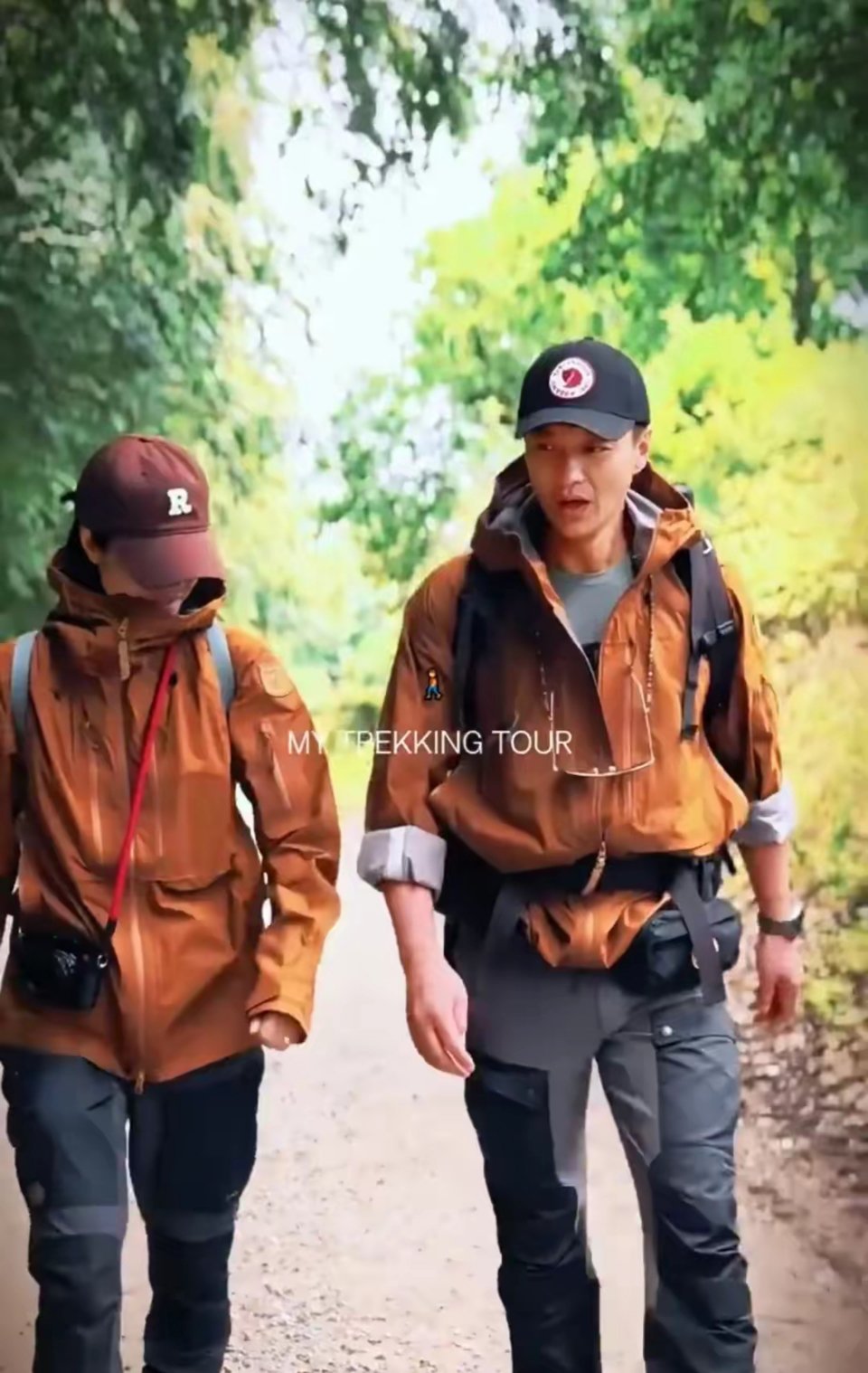 朱丹晒丹麦旅游徒步美照，和老公周一围穿情侣装手牵手好浪漫 ​​​