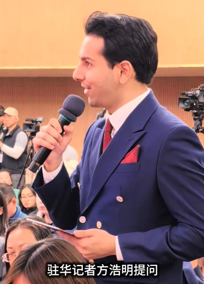 话说我没看错吧？ 方浩明在记者问答上拿的手机应该是OPPO Find ...