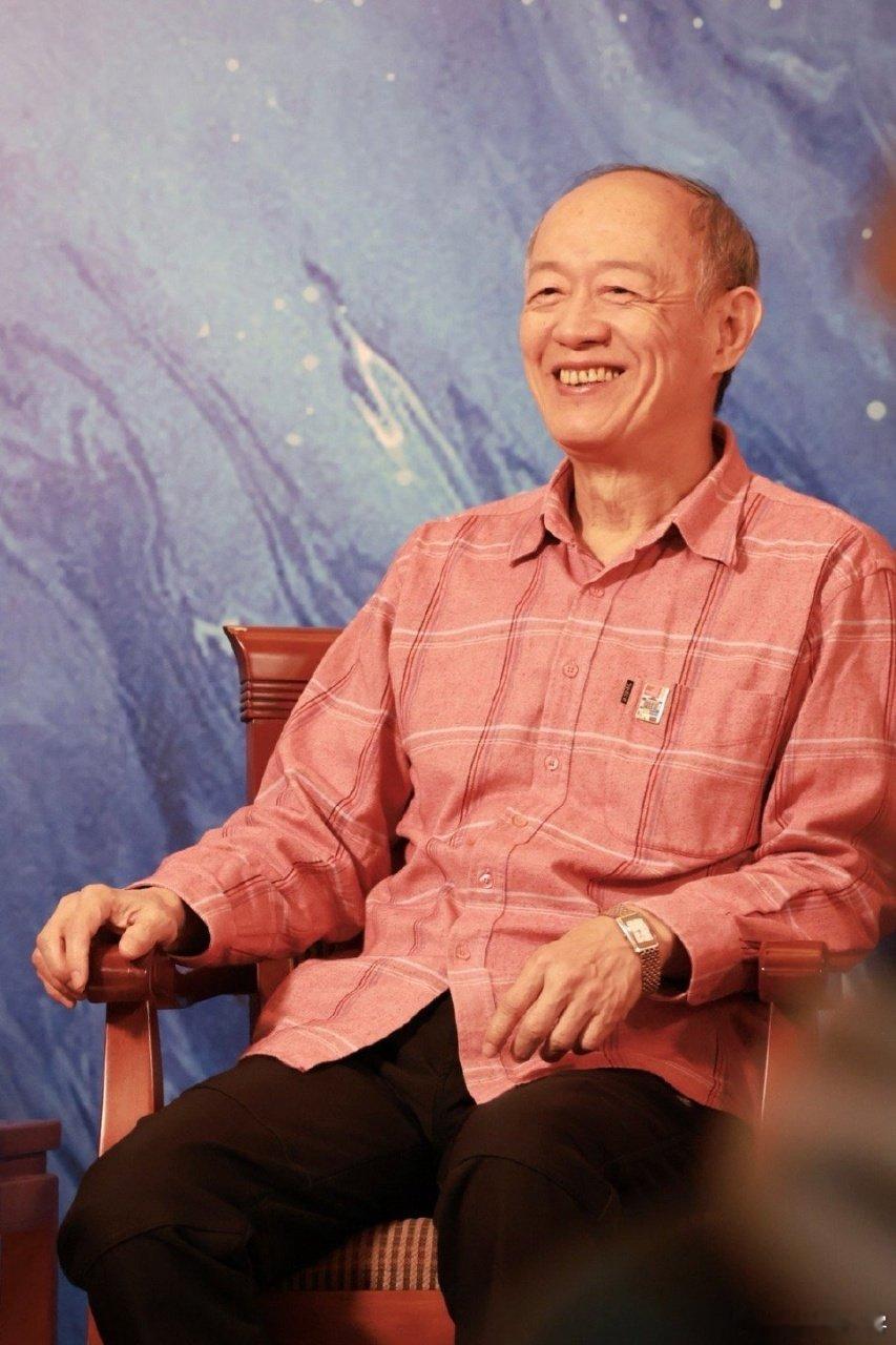 金士杰近60岁生了龙凤胎 接娃时被误认成爷爷，他以玩笑话轻松应对，心态好到出圈，