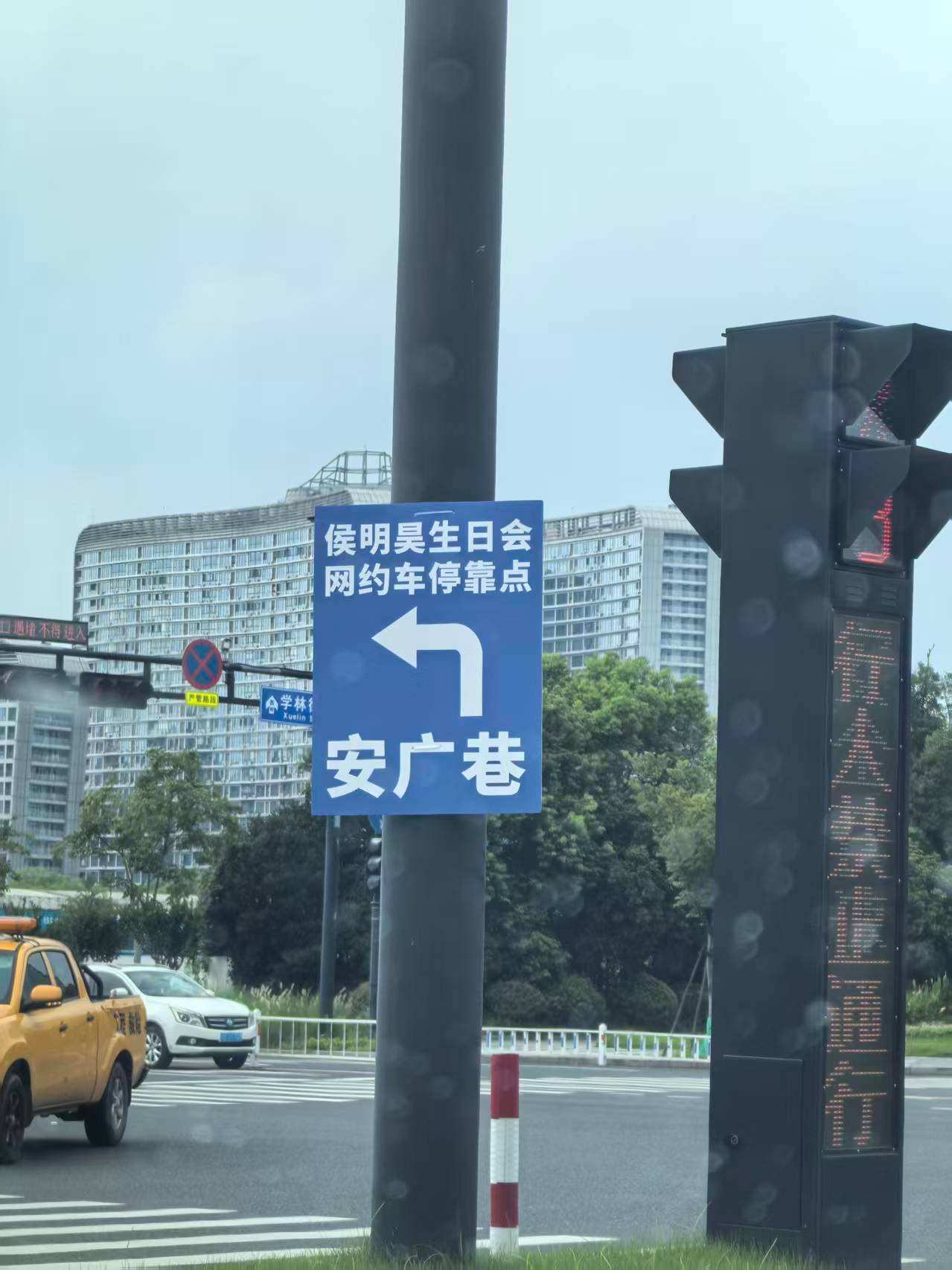 夏日爱心站侯明昊 明天就是生日会一周年了，日子过得真快，去年的那个路口，是不是我