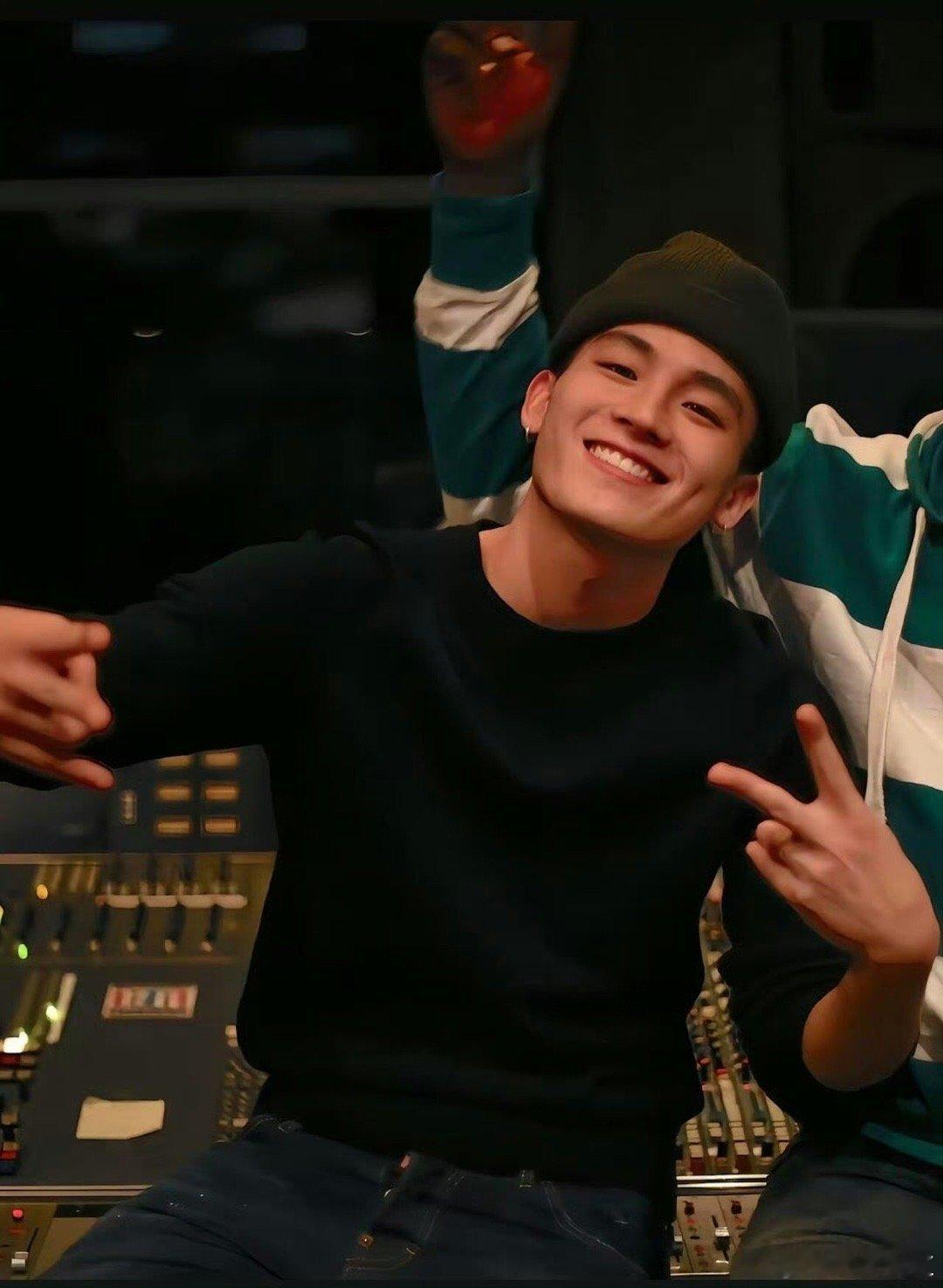 欧豪在名利场上吹羽毛 在镁光灯交织的名利场中央，欧豪却沉浸在自己的小世界里吹羽毛