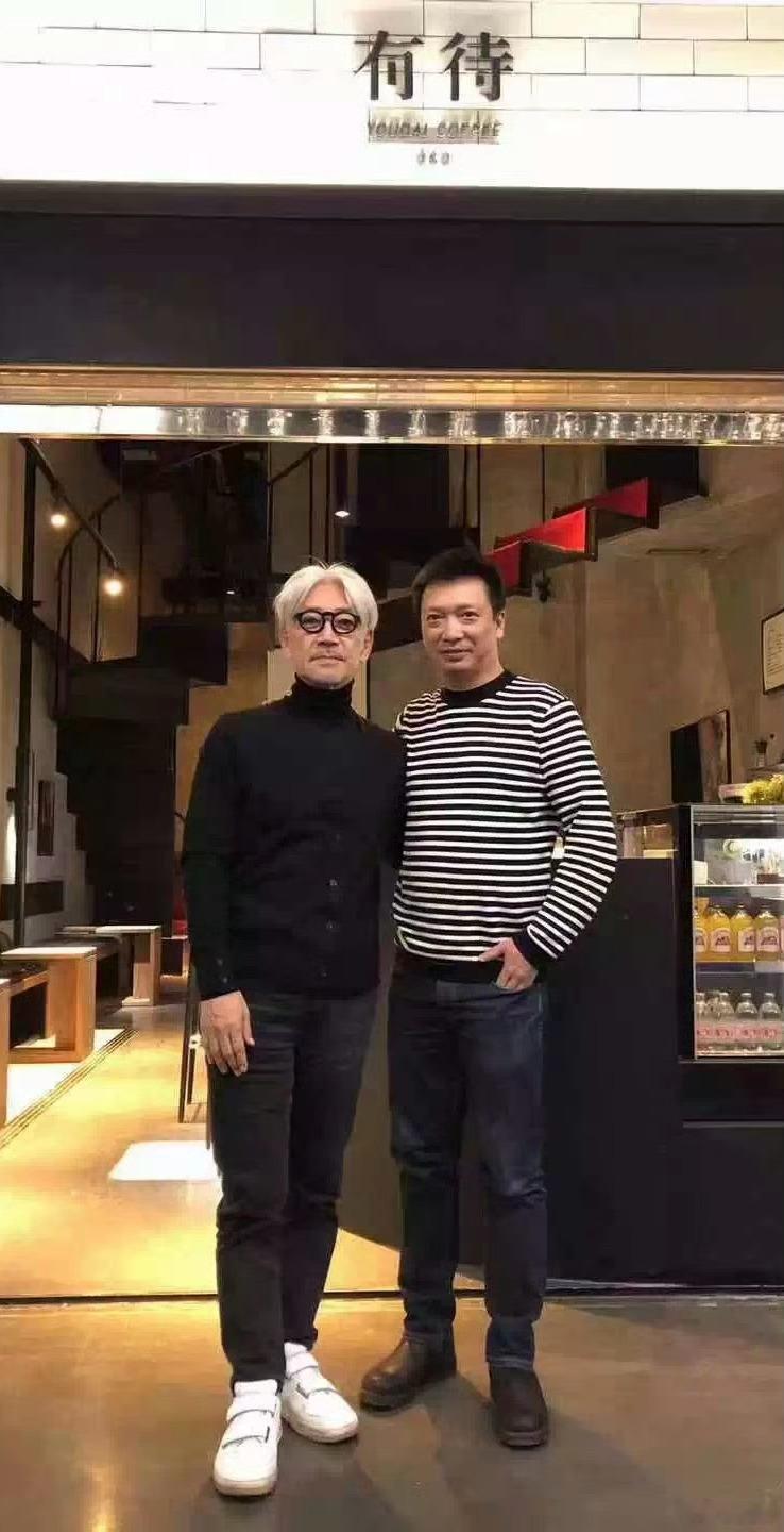 又到了“精彩合照时间”。有待和坂本龙一——而前三张都是张老师的珍藏，牛不牛？ 