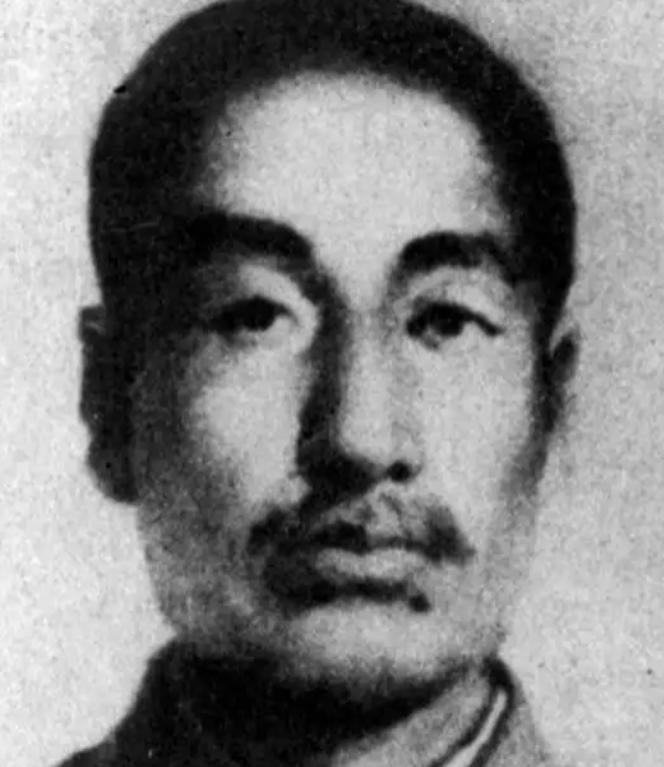 1942年，赵尚志牺牲后，一个汉奸用脚踢了踢他的头颅，叛徒谢文东怒了，直接给了汉