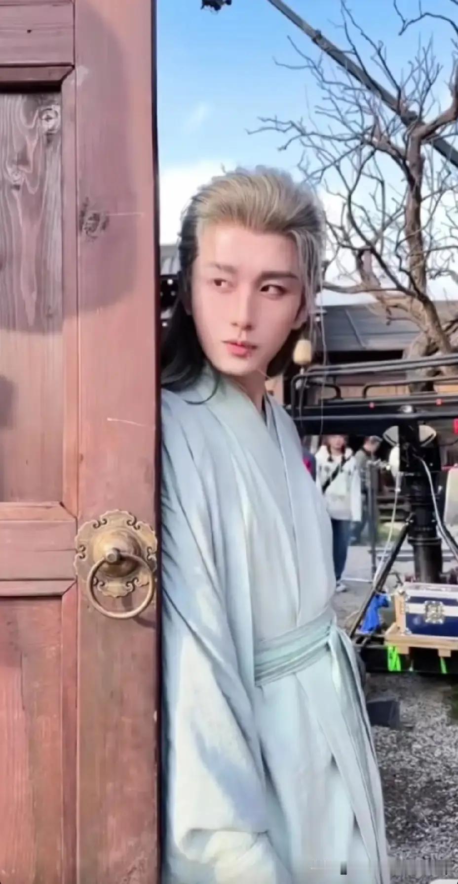 言凤山按住谢淮安，伞尖抵住喉咙，却没刺下去。
 
不是心软，是恐惧。
 
你看到