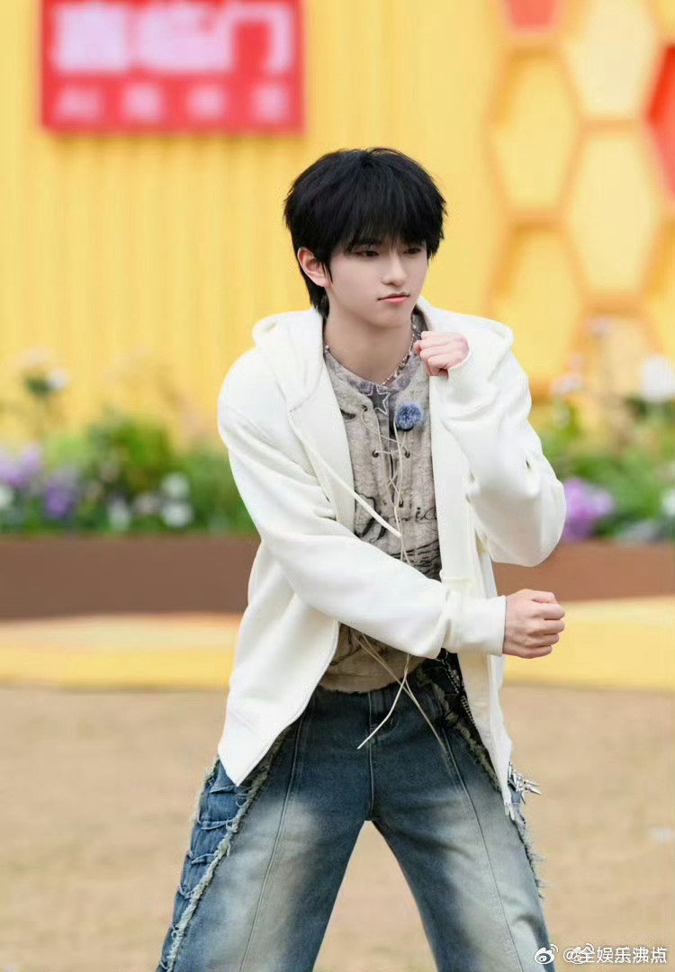 圆脸大眼自带奶萌buff，《周五晚高疯》月子中心名场面直接焊死婴儿人设！可谁知道