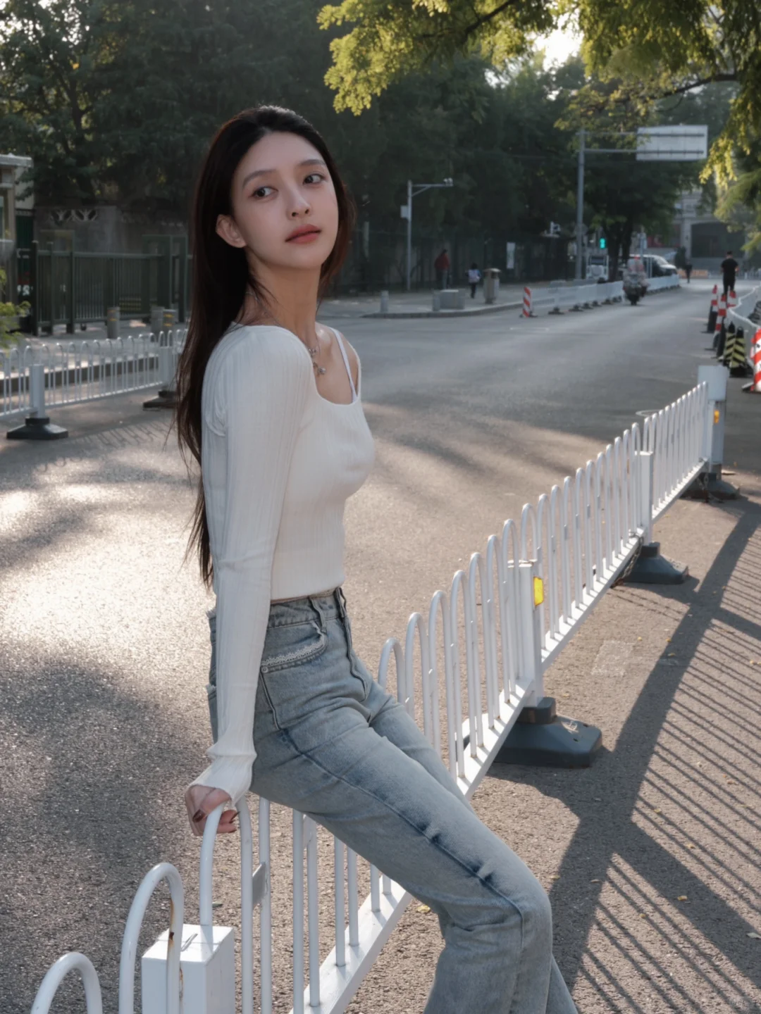 阳光下的清新穿搭