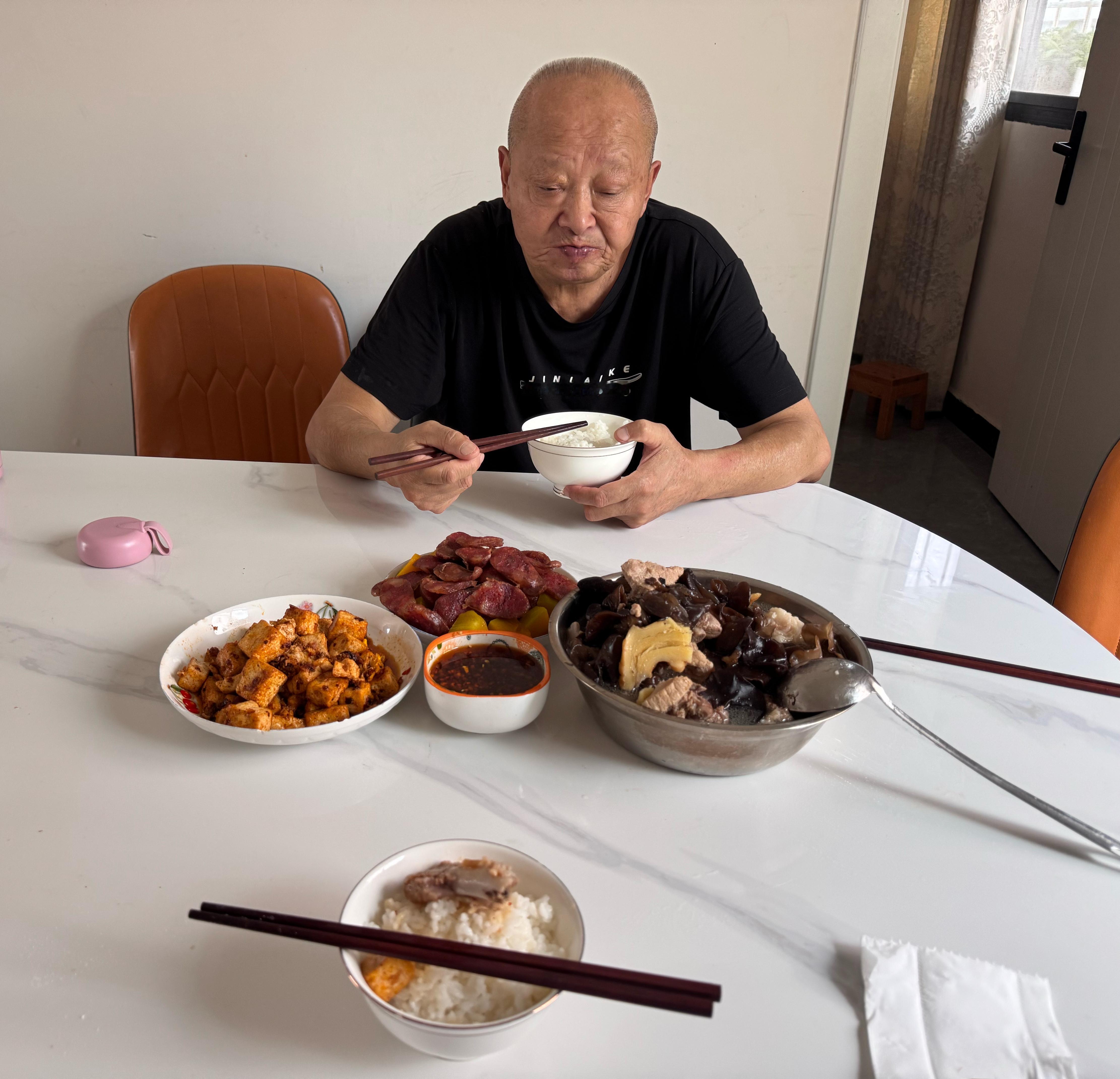 中午吃饭的时候，一瞬间还有点恍惚我爷、辣味香肠、炖排骨、红烧豆腐就我们俩，跟小学