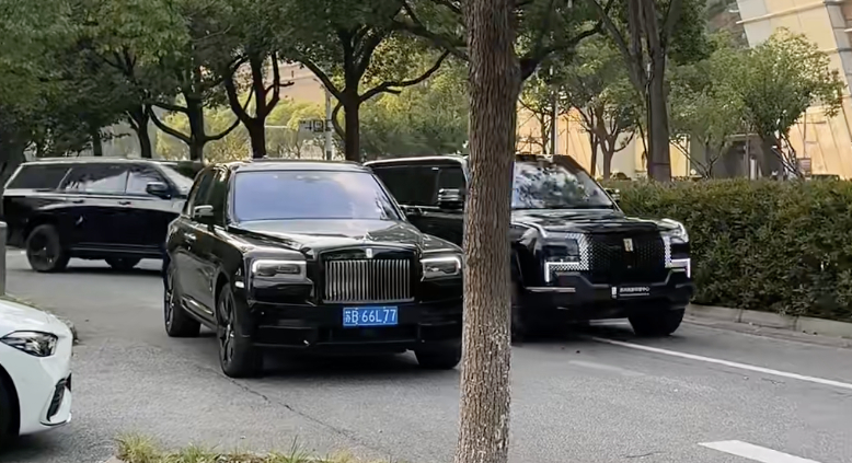 阿飞要说仰望U8L的前脸比劳斯莱斯库里南的前脸更霸气，有人会反对吗？[嘻嘻] ​