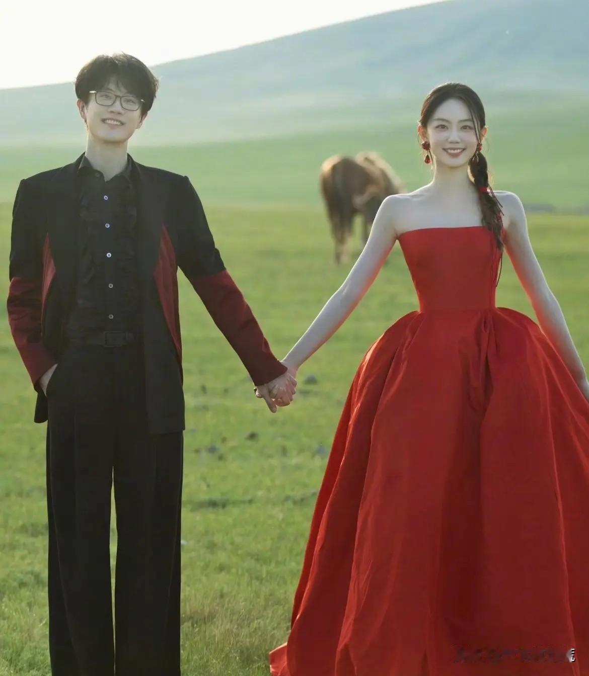 许嵩结婚了，
有个问题，
我没看不明白。
 
据说，他比妻子冯禧大了14岁，那就