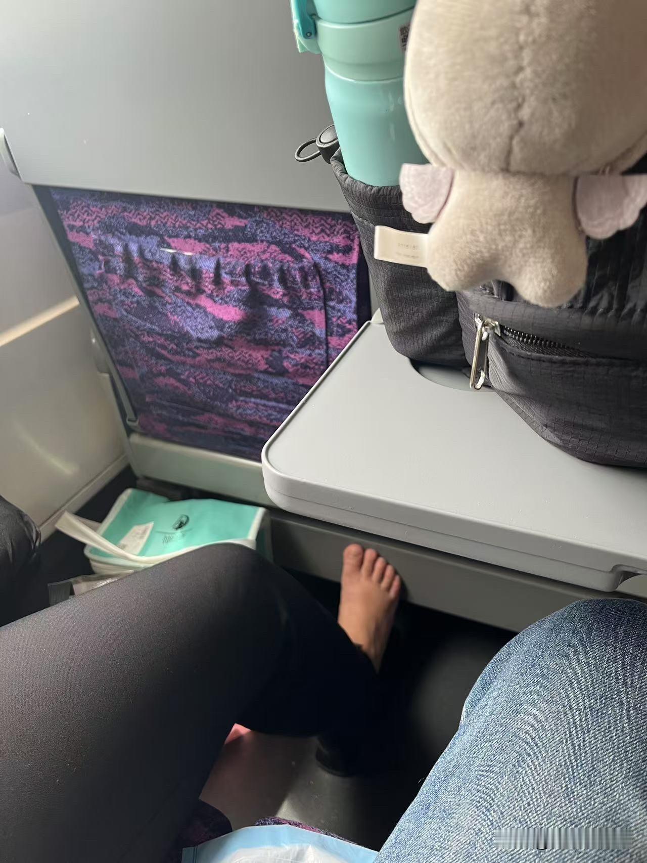 高铁上的脱鞋行为，你怎么看？高铁 如何看待高铁不文明行为