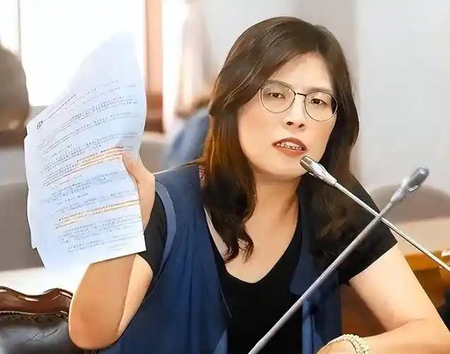 就在昨天，连战之子连胜文的嫡系大将李德维，突然寸步不离地出现在了郑丽文的身边！这